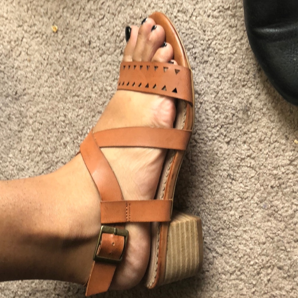 Beige/brown 1-2 inch sandals !